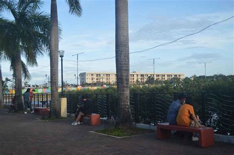 Iloilo City dad wants excessive PDA in public penalized .